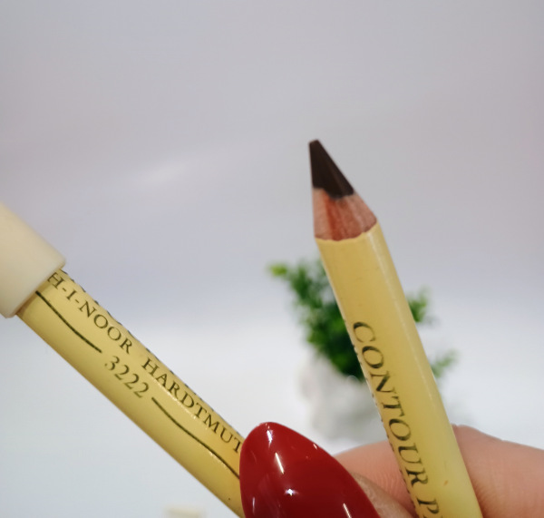 Ceruzka na obočie 1